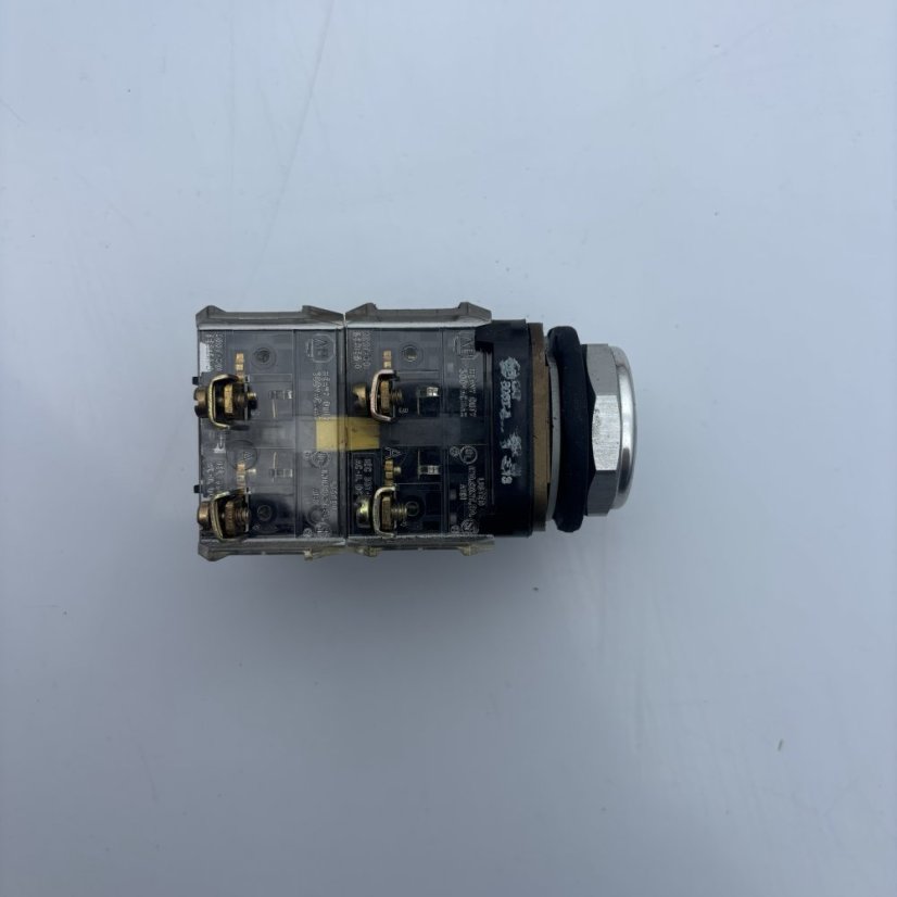 Push button switch